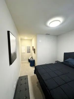 Downtown Oasis: Steps to Dining & Sights. Pool + Gym in Building - balcony