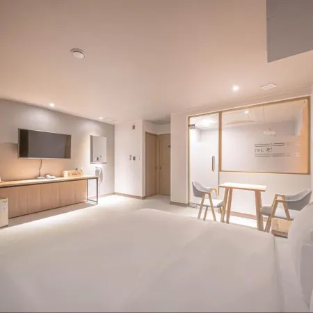 ZZAM Hotel Отели рядом с достопримечательностью «Королевская гробница Чогёндан»