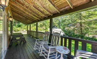 Indoor Treehouse! Swivel Fire Pit &  Gas Grill. Close to Trails & Attractions.