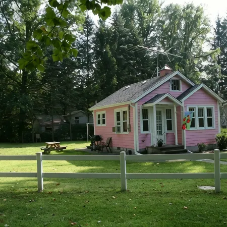 Lake Front Cottage in Michigan's Harbor Country "Sandy Shores 2"