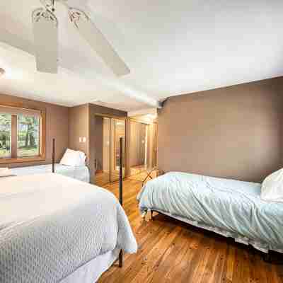 3-bedroom house with AC and WiFi within walking distance of The Big House! Rooms
