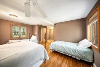 3-bedroom house with AC and WiFi within walking distance of The Big House!