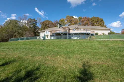 PETS, large fenced yard, full kitchen, 6 min to A-ville. - 4-Star
