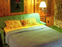 1940s Storybook Knotty Pine Cabin in Crestline, Absolute Privacy 크레스틀린 호텔