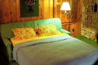 1940s Storybook Knotty Pine Cabin in Crestline, Absolute Privacy