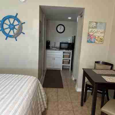 Waterfront Views in Rockport–FultonStay at Our Charming Motel Room. Rooms