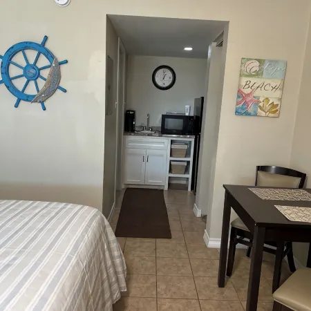 Waterfront Views in Rockport–FultonStay at Our Charming Motel Room.