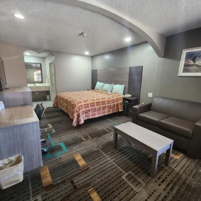 Scottish Inn and Suites Beaumont Hotels near H-E-B plus!
