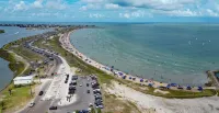 Charming Family Friendly Coastal Home Min from Beach and Bay!!! Sleeps 9! - 4 tähden