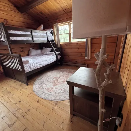 Country style log cabin on private 4 acres lot minutes from downtown Saratoga