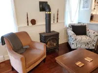 Enjoy this cozy cottage, 10 minutes from Bay Beach in Crystal Beach.