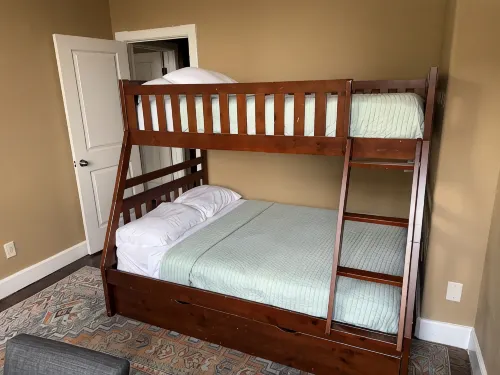 Cozy 2-Bedroom Suite w/ King Bed - Homestays