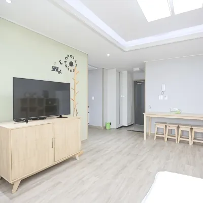 Jeju Stepping Stone Guest House Отели рядом с достопримечательностью «Пляж Вольчжон»