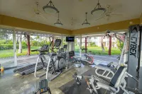 Lovely 2nd Floor Unit On Golf Course, Easy walk to Beach, Restaurants, Shopping