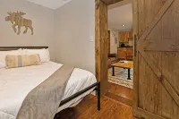 Pet Friendly - Close to Town - w/ Deck & Fire Pit - Hytter