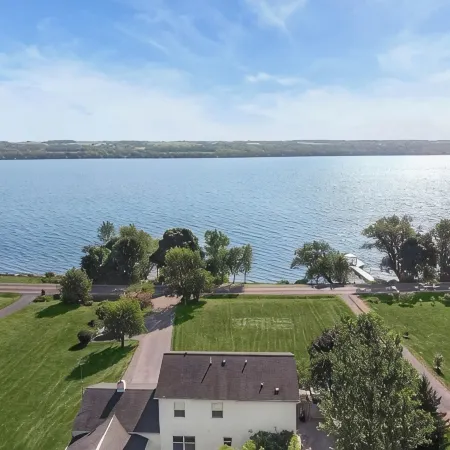 Charming 4-Season Cayuga Lake House near Sheldrake Point!!