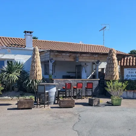 Chalet in a private park in Saint Pierre D'oléron Отели в г. Сен-Пьер-д'Олерон