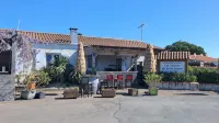 Chalet in a private park in Saint Pierre D'oléron - Hytter