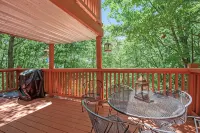 Cameo Tree Top Chalet - HOT TUB and Pet Friendly - 3-Star