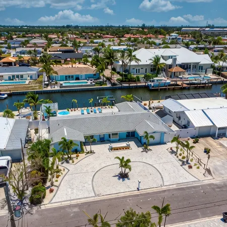 ☀️Bright & Luxurious Canal Front Home w/ Pool, 4 min to Beaches!☀️