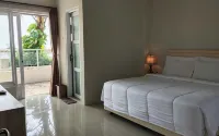 Q Hotel Mayangan - balcony