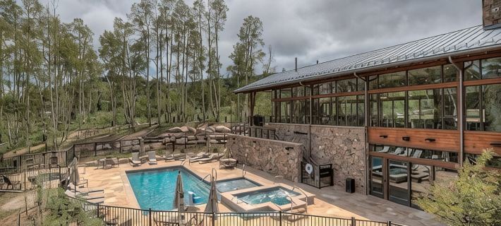 Luxury 5Br on Nat'l Forest: Private Lake, Pool & Hot Tub, Ski Keystone & Breck Hotels in Silverthorne