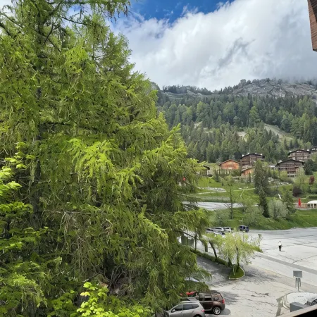 50 metres from the cable car, quiet, spacious apartment, parking and wifi.
