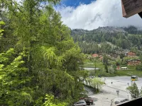50 metres from the cable car, quiet, spacious apartment, parking and wifi.