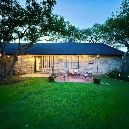 Charming 3-bedroom Georgetown house close to Square. Long term stays welcomed.