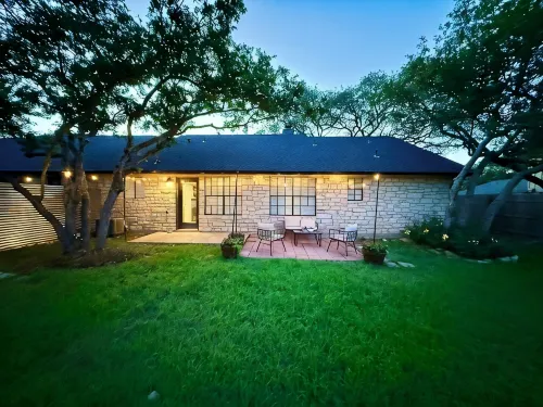 Charming 3-bedroom Georgetown house close to Square. Long term stays welcomed.