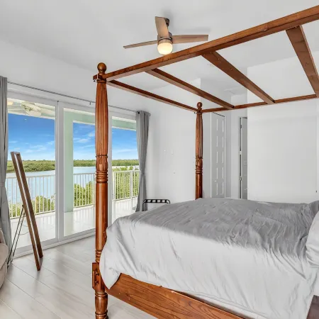 Island getaway with panoramic view, pool, spa, beach and rooftop access!