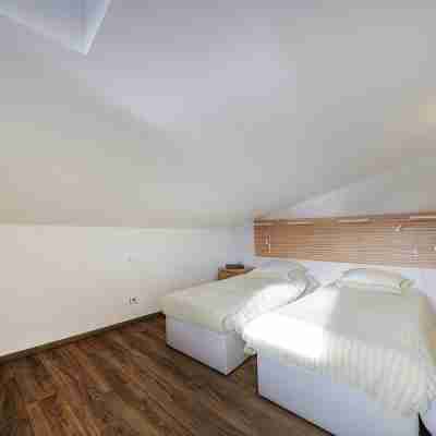 New apartment, superb lake and mountain views. Rooms