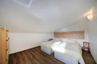 New apartment, superb lake and mountain views. - balcony