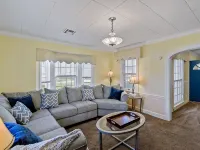 Home adjacent to Country Club, near Hospitals, Park, College and shopping. 폰토톡 카운티 호텔
