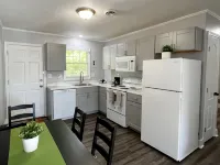 Cozy Apt. Near Downtown (2BR, 1BA, 3 beds) Hotels in Dunean