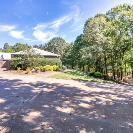 Luxury Brooks Retreat – 7BR 9BA, WiFi, Chef's Kitchen, Workspace, Outdoor Oasis!
