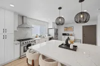 NEW Lux 5BR Villa Near Disney, Knotts, LA, OC w/ Hot Tub & Games - Bungalows