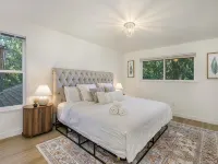 Sammamish Modern Family & Pet Friendly Home Hotels in Sammamish