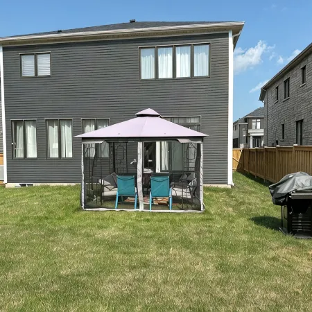 Beautiful newly built house, 10 mins drive away from Niagara Falls &outlet mall