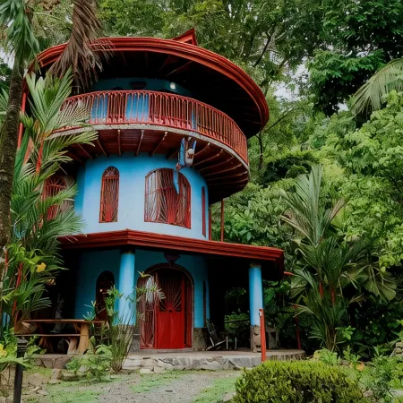 Family Friendly Waterfall Home with pool & Wi-Fi / 7p