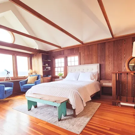 Romantic Waterfront/Fire Pit/Hot Tub/Mins. to Beaches & Restaurants/Pet Friendly