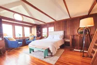 Romantic Waterfront/Fire Pit/Hot Tub/Mins. to Beaches & Restaurants/Pet Friendly - 4-Star