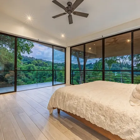 Tropical 4 Bedroom Luxury Home with Pool & Hot Tub