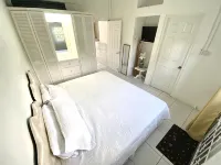 Cozy condo - stone throw away from the beach !