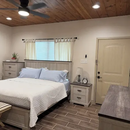 Charming 2-bedroom cottage in Laredo with high-speed WiFi, AC