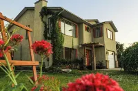 Stay in Central Kelowna, relax in your private 3 Bedroom, 2 bathroom home. - 3 étoiles