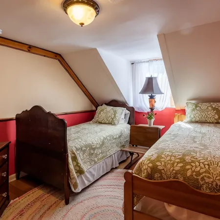 Large Family Lodge w/ Hot Tub, Sports Game Room, Gaming Room, and Pet Friendly!