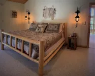 Three-Bedroom House w/ Large Deck & Stunning Mountain Views! Sleep up to 8 - 4-Star