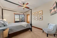 Upscale Lakefront Table Rock Cabin with nearby Launch - Hytter