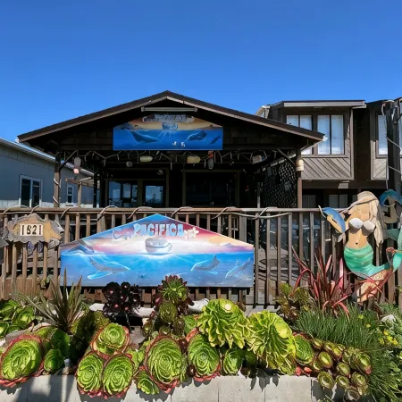 Beachfront House near SF w/ Parking (5)